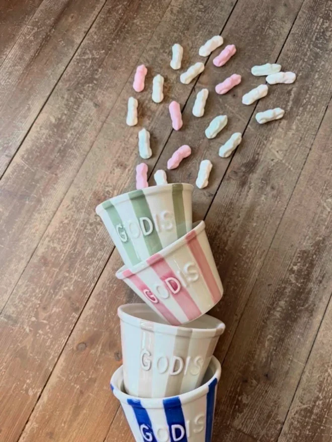 Randiga skålar från Bruka Design till godis, chips och fredagsmys.