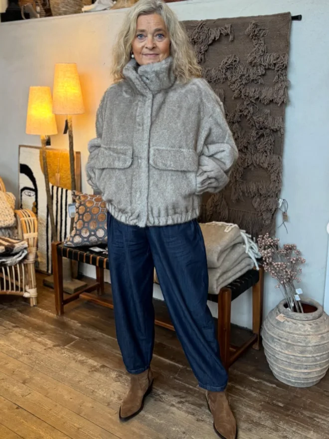 En mjuk teddyjacka möter mörka jeans och boots.